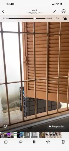 Janela com grande de ferro
