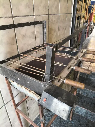Espeto giratório de churrasqueira 