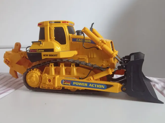 Trator de controle remoto 