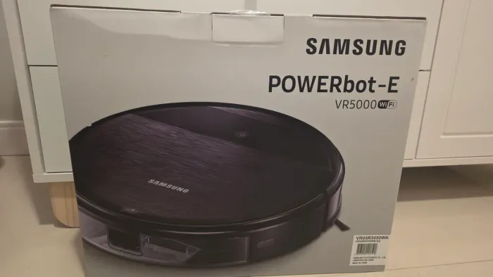 Robô samsung passa pano e aspira.