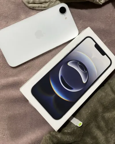 Celular iPhone 16e, 128GB, cor branca.