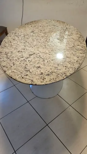 Mesa Saarinen oval com tampo de granito