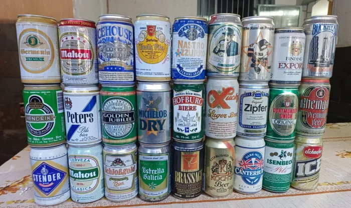 Latas de cervejas vazias para coleção.