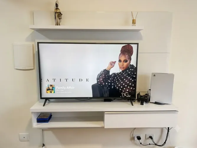 Painel com Rack Suspenso para TV - Branco / Off-White?