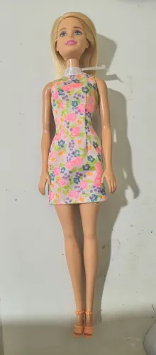 Boneca Barbie com avarias