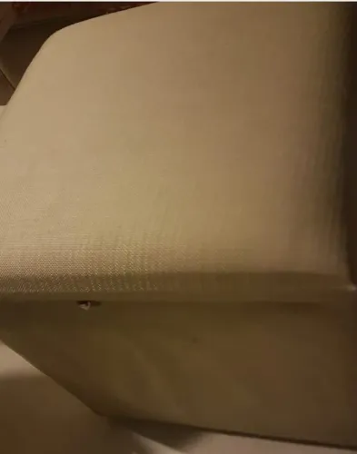 Puff esverdeado com bege de madeira