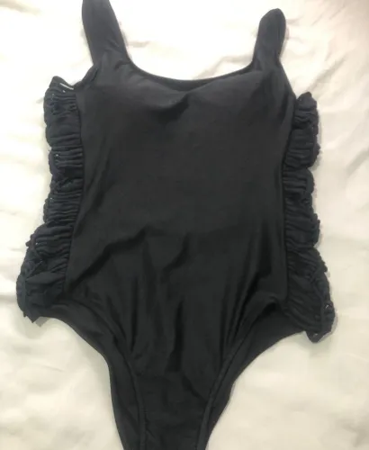 Maiô body preto com detalhes na lateral*
