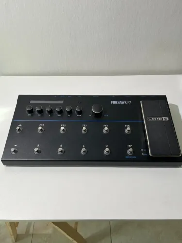 Pedaleira Multiefeitos Line 6 Firehawk