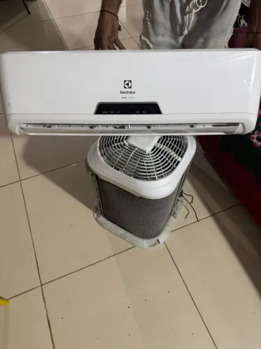Split eletrolux 9 mil btus semi nova Evaporador furado, 500 ou valor negociável