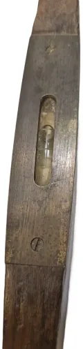 Nível de bolha antigo, frequentemente chamado de Nível Torpedo ou Formato Canoa devido seu