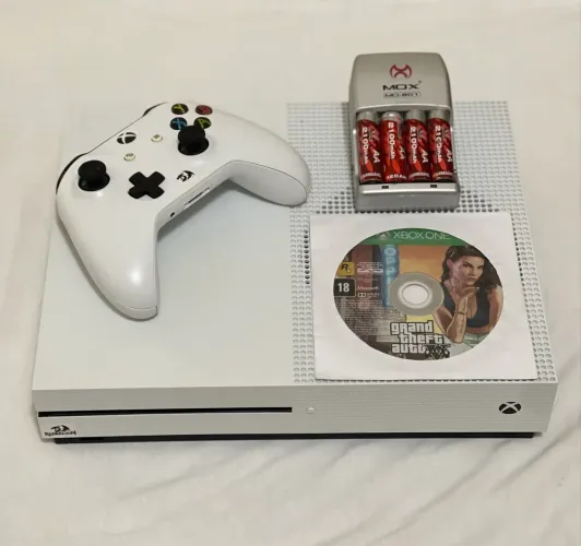 XBOX ONE S 1TB Muito conservado
