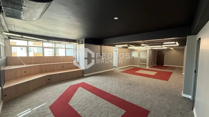 SALA COMERCIAL PARA LOCAÇÃO COM 03 BANHEIROS E 01 VAGA NO SAGRADA FAMILIA