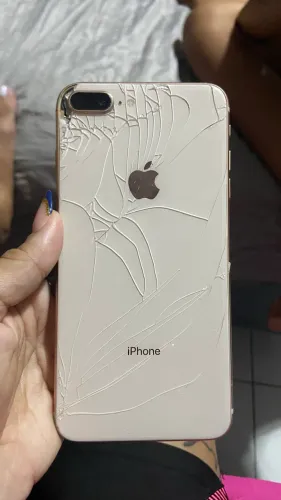 Vendo iPhone 8 Plus ( a trás está trincado)