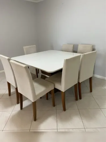 Mesa com 8 cadeiras