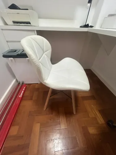 Cadeira com estofado branco (com pés)