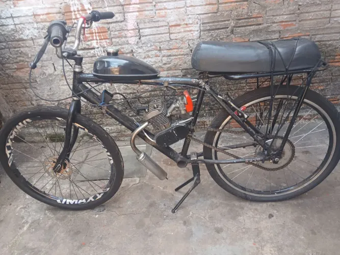 Vendo bicicleta motorizada preta completa em perfeito estado  muito boa e com banco novo  