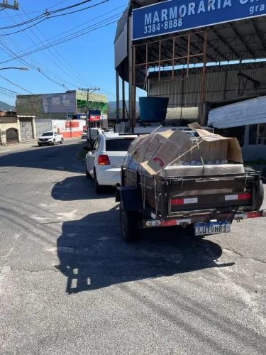 Faço serviços de fretes pequenos, entregas e mudança. 