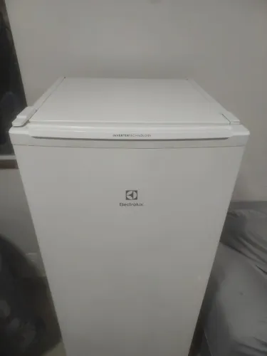 Freezer Vertical Electrolux 1 Porta 197L Inverter (1 Ano de Uso, Compressor em Curto)