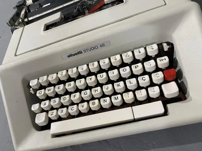 Máquina de Escrever Olivetti Studio 46