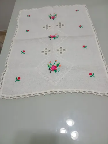 1 pano de mesa branco com bordado colorido 