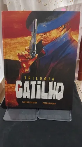 Trilogia Gatilho - Volume Único Capa dura - Edição de luxo. Pipoca & Nanquim.