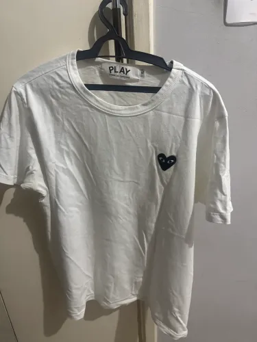 Camiseta branca play comme des garçons