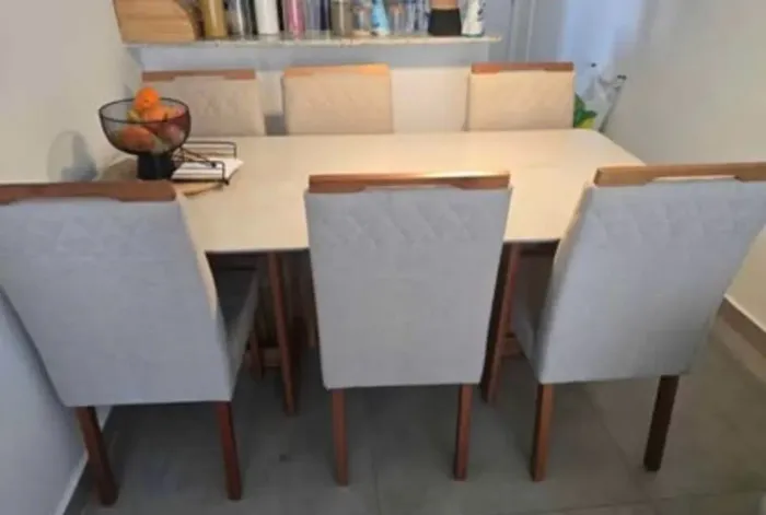 Mesa de jantar com 6 cadeiras - R$ 1.300