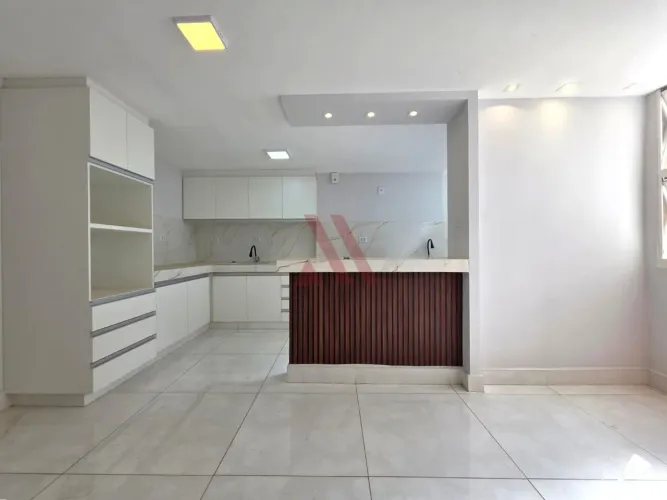 Edifício Daniela, 3 quartos sendo 1 suíte, reformado com 1 vaga de garagem andar alto com