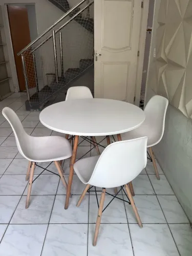 Conjunto mesa + 4 cadeiras Eames