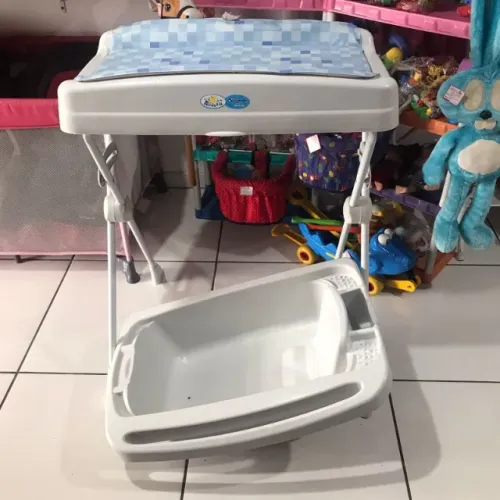 Banheira burigoto azul com trocador e suporte acessorios