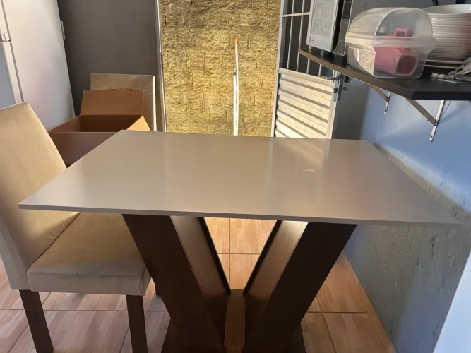 Mesa com tampo de madeira com quatro cadeiras