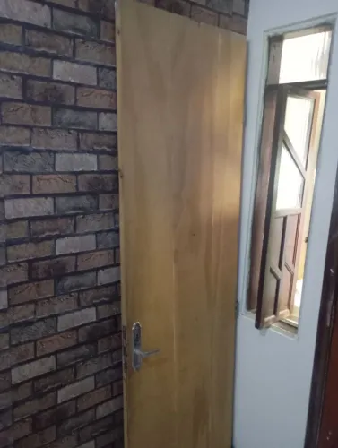 Vendo porta de 80cm de quarto . Valor  80,00 reais . Vem com duas chaves.  