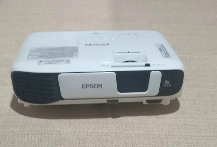 Projetor epson 3lcd , semi novo . Pouquíssimas horas de uso , novos.