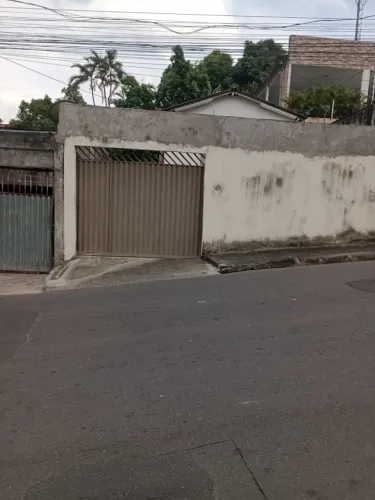 Vendo casa bem localizada.lugar privilegiado.