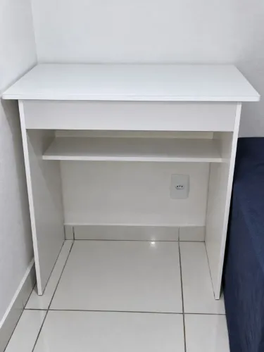 Mesa de Escritório Branca com Prateleira - Compacta