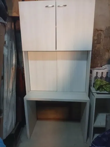 Mesa para computador com armário de 2 portas lugar para esconder os fios