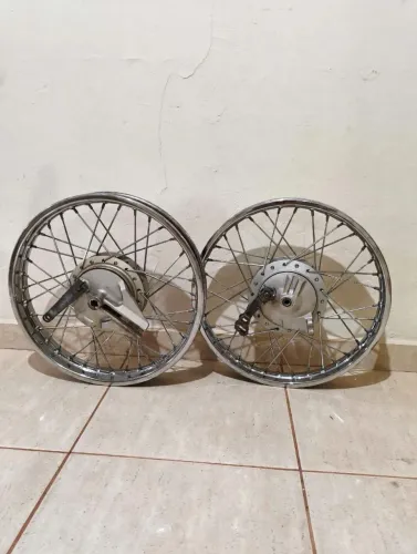 Roda dianteira e traseira, completa aro 4mm, com sistema de freio completo.