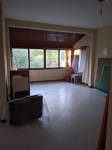 Casa segundo piso. Quintal amplo e verde