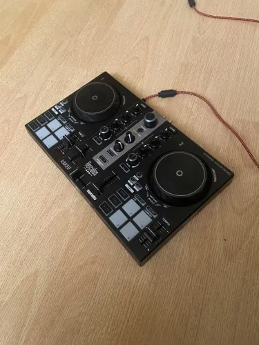 Controladora DJ Hercules Inpulse 200 mk2
