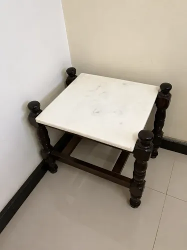 Mesa lateral em madeira com mármore 
