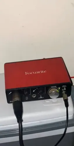 Interface de Áudio Foscusrite Scarlett 2i2