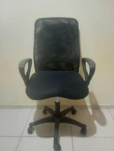 Cadeira de escritório econômica revisada.