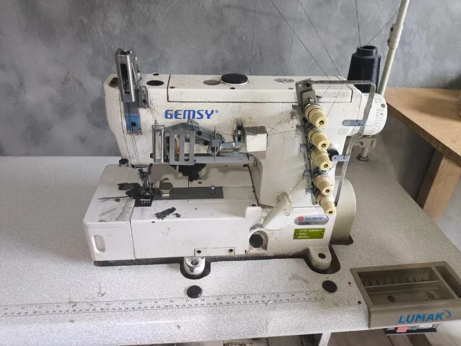Vende-se máquina de costura cobertura
