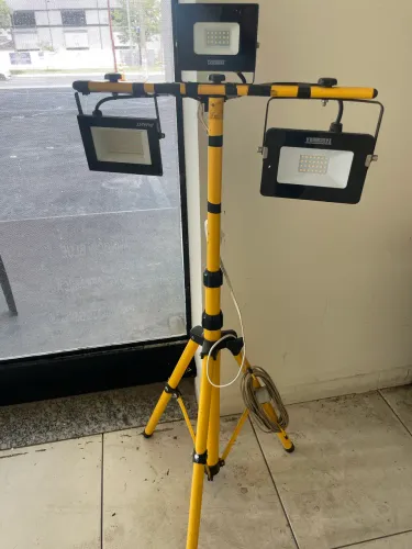 Tripé Pedestal + 3 Holofote Refletores com fiação pronta