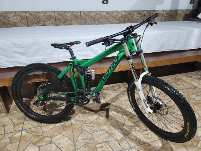 Bicicleta de downhill - Astro Agression - Tamanho M