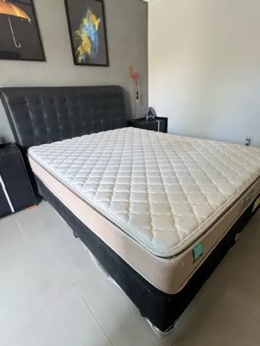 Cama queen com cabeceira