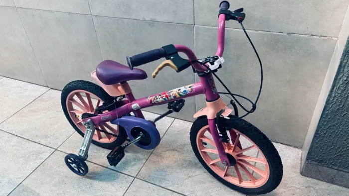 Bicicleta roda aro 14 ótimo estado de conservação adesivos de princesa