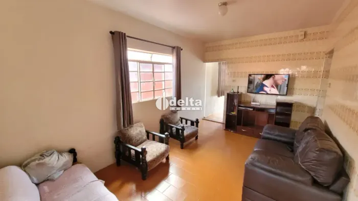 Casa com 3 quartos disponível para venda no bairro Brasil, em Uberlândia-MG.
