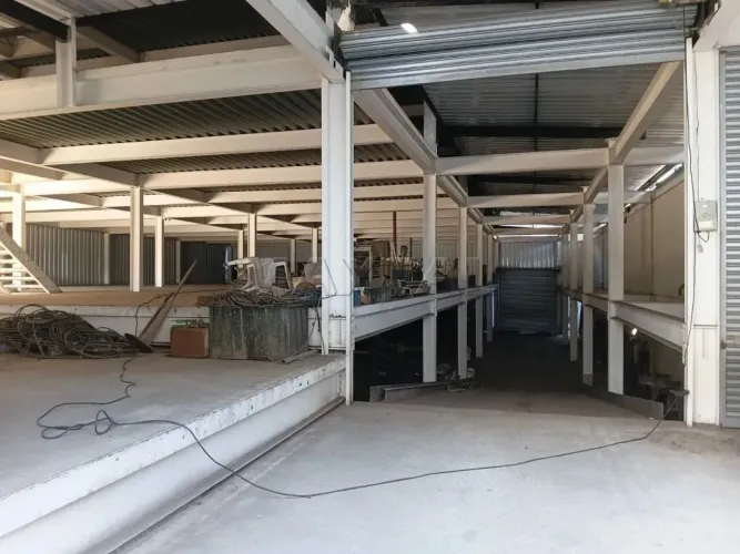 Galpão industrial de alto padrão com estrutura Steel Deck e logística eficiente.