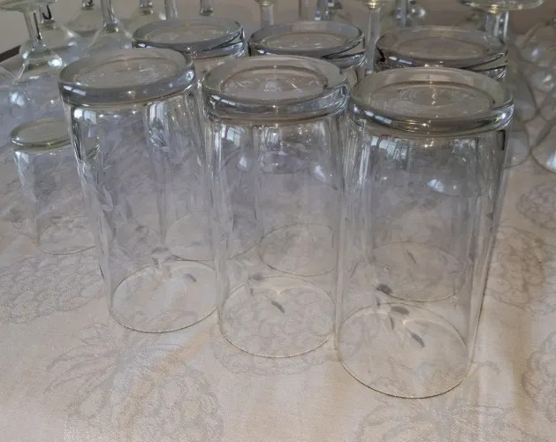 7 taças de Cristal para água, sendo 6 de 15 cm e 1 de 9 cm - lindas